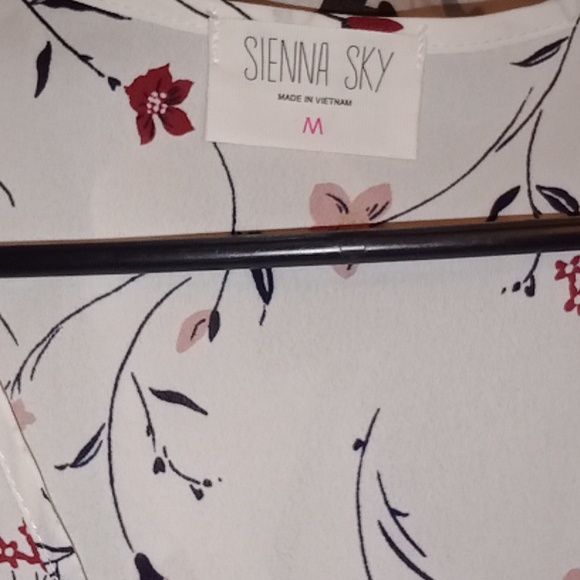 Floral Blouse 🌼 - Picture 3 of 9